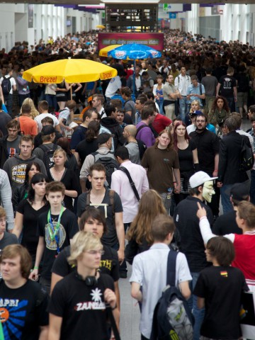 Zuschauergedränge am Freitag auf der Gamescom 2011 (Bild: Michael Wieczorek)